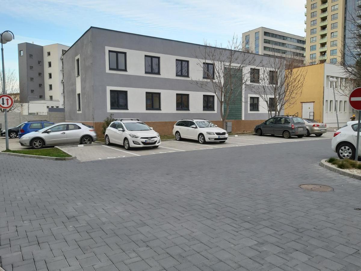 Apartamento Living Bratislava & Bus Station & Mlynske Nivy Exterior foto